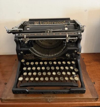 Máquina de escribir Underwood antigua sobre una mesa de madera.